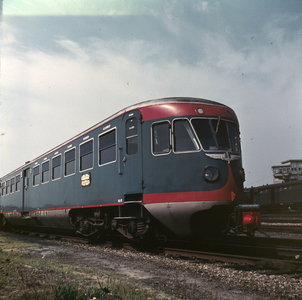883058 Afbeelding van het diesel-electrische treinstel nr. 92 (DE 2, serie 61-106, Blauwe Engel ) van de N.S. te Groningen.